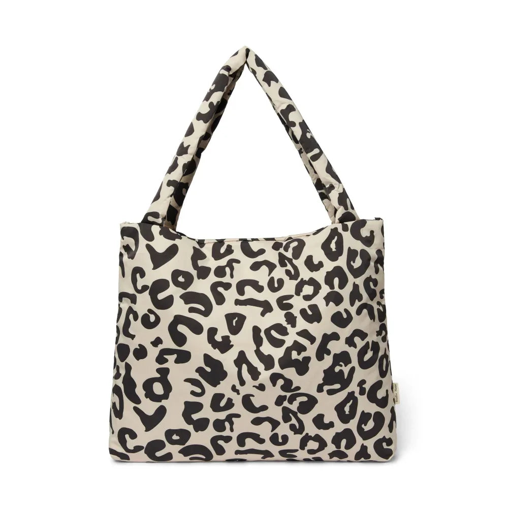 Studio Noos Mom Bag Puffy in Holy Cow mit Leopardenmuster