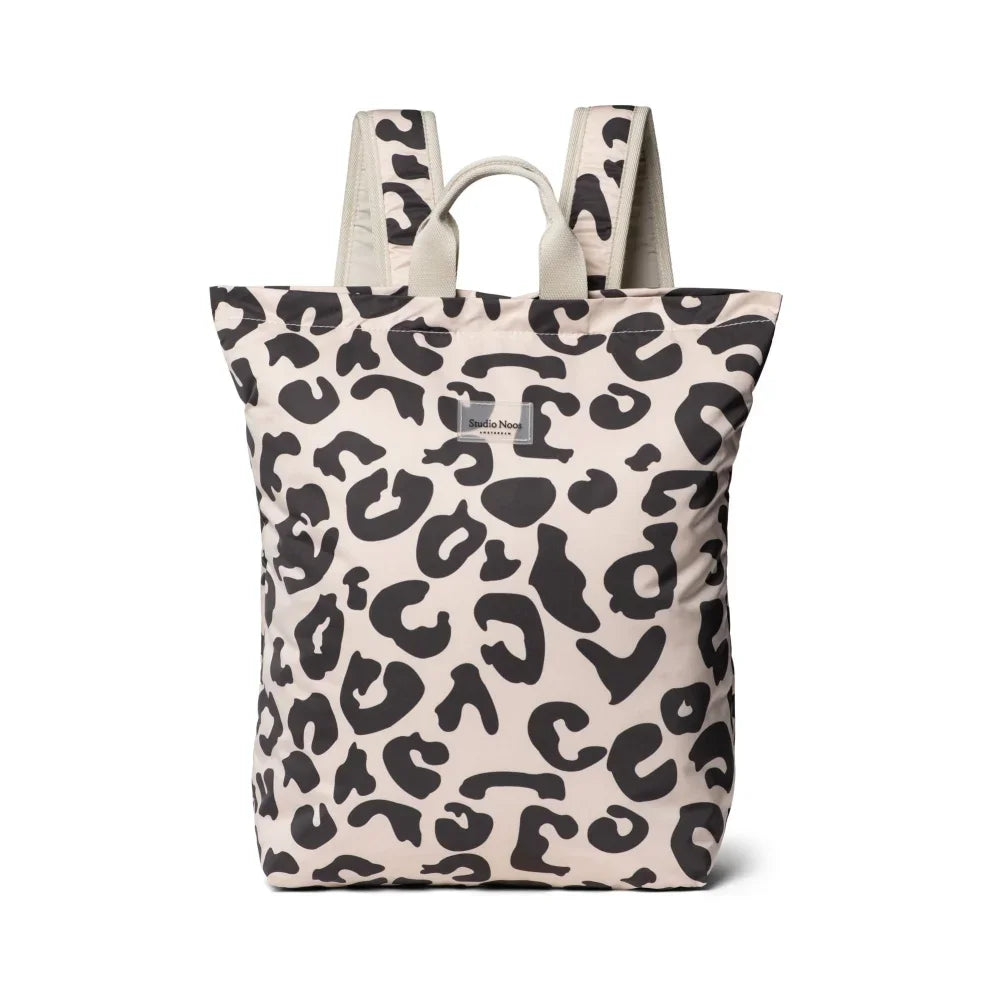 Studio Noos Mom Rucksack Puffy in Holy Cow mit Leopardenmuster