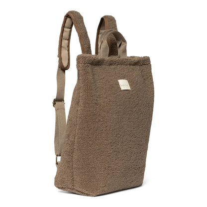 Flauschiger brauner Rucksack mit verstellbaren Trägern und Logo-Patch