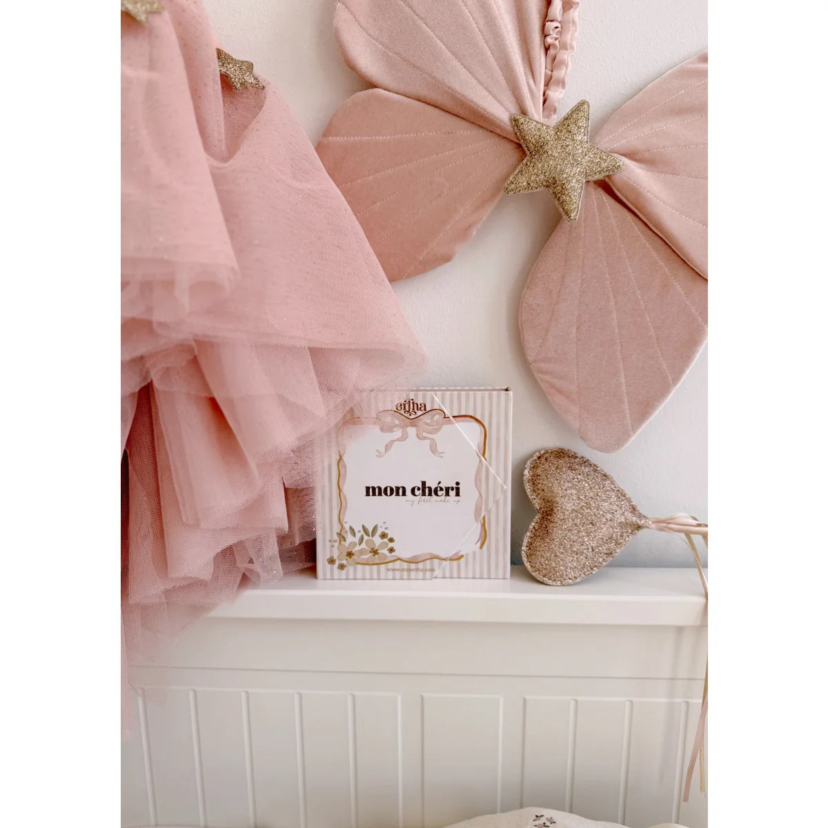 Ein zarter rosa tüllrock mit goldenen sternenakzenten aus nachhaltiger babykleidung schweiz ideal als geschenk