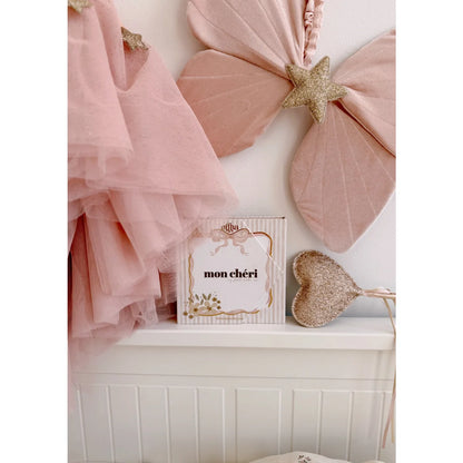 Ein zarter rosa tüllrock mit goldenen sternenakzenten aus nachhaltiger babykleidung schweiz ideal als geschenk