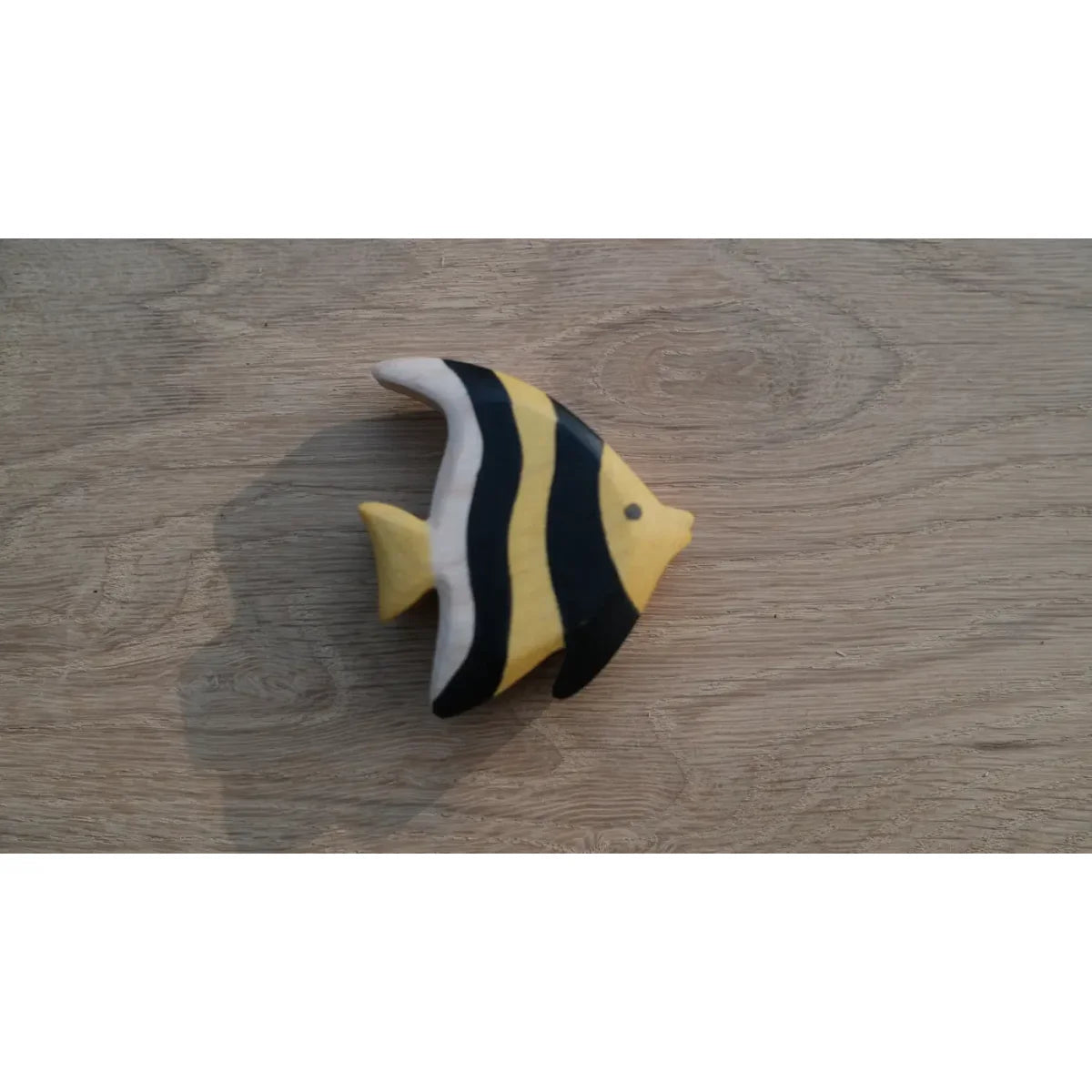 Gelb-schwarzes Moorish-Idol-Fisch-Holzornament mit weissen Akzenten