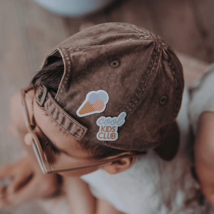 Braune Denim-Baseballkappe Cool Kids Club Edition mit Eiscreme- und Kochmützen-Patches