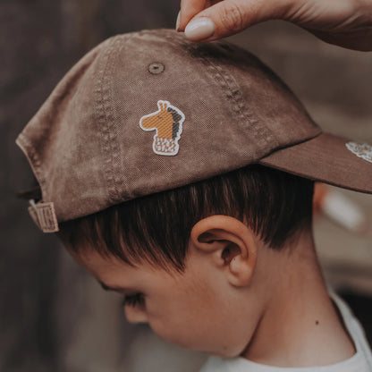Braune Baumwoll-Baseballkappe mit Kikadu Special Edition Giraffen-Patch für Cool Kids Club