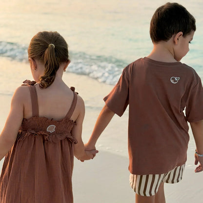 Braunes kinder outfit set mit gerafftem kleid und muschelstickerei sowie passendem kurzarmhemd mit wal patch mückenschutz