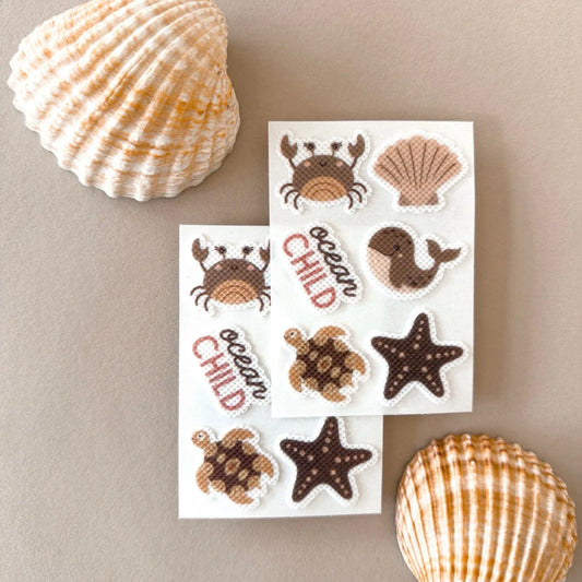 Set von Meeresthema-Stickern mit niedlichen braunen und beigen Meerestieren wie Krabben, Schildkröten, Walen und Seesternen