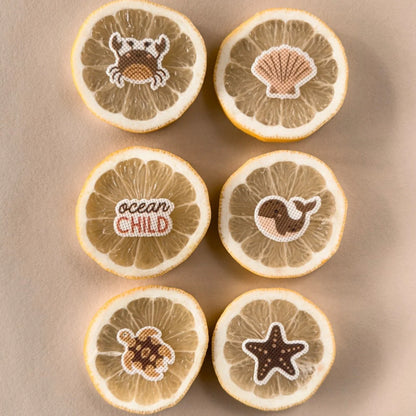 Sechs runde, kreuzgestickte mückenschutz coasters ocean child edition mit meerestieren auf zitronenscheiben