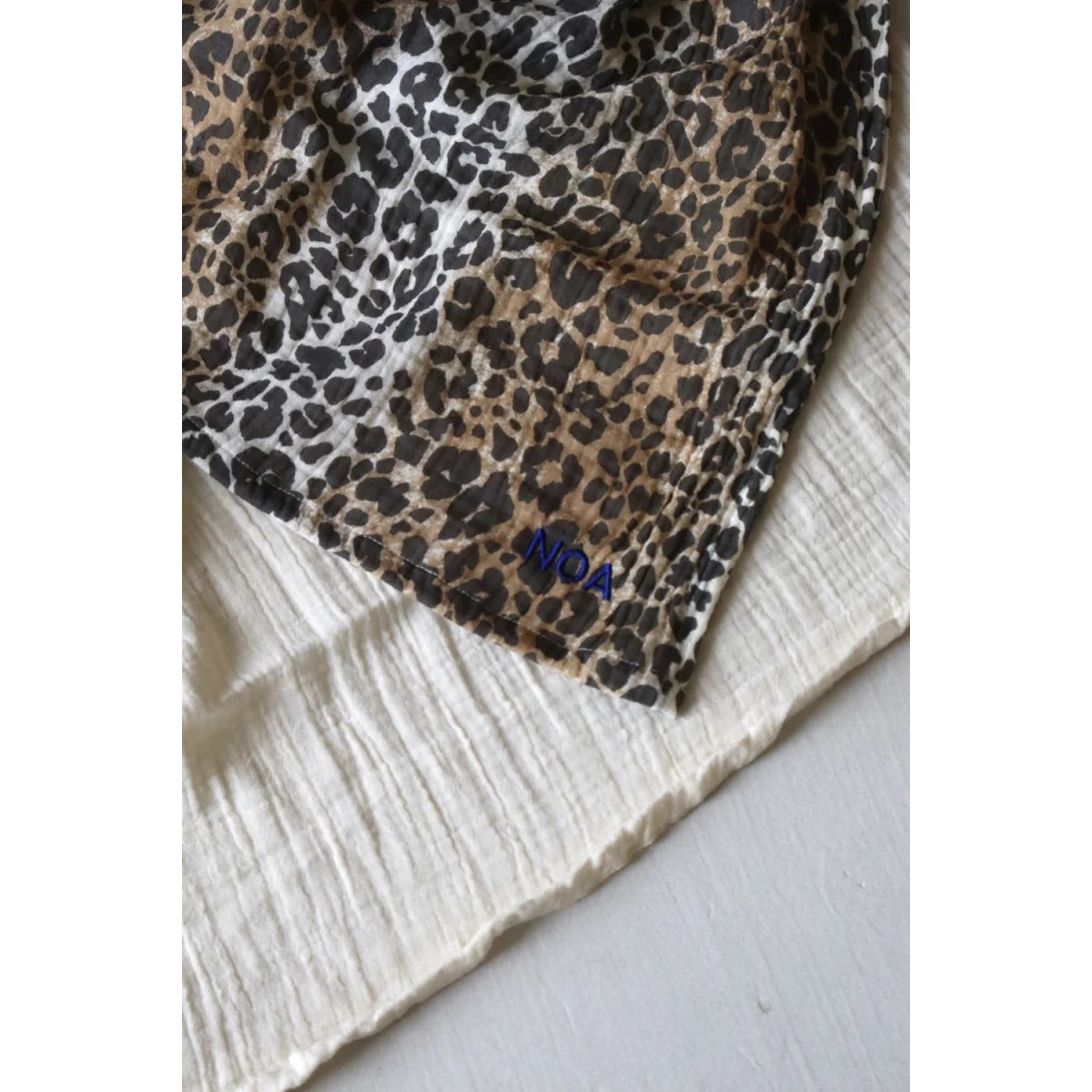 Leopard-Mulltuch 120x120cm mit Noos Puffy Cross-Design