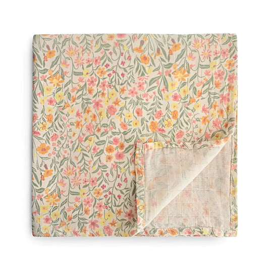 Weiches cremefarbenes Mulltuch Pastel Blooms mit zartem Blumenmuster aus pinken und gelben Blüten