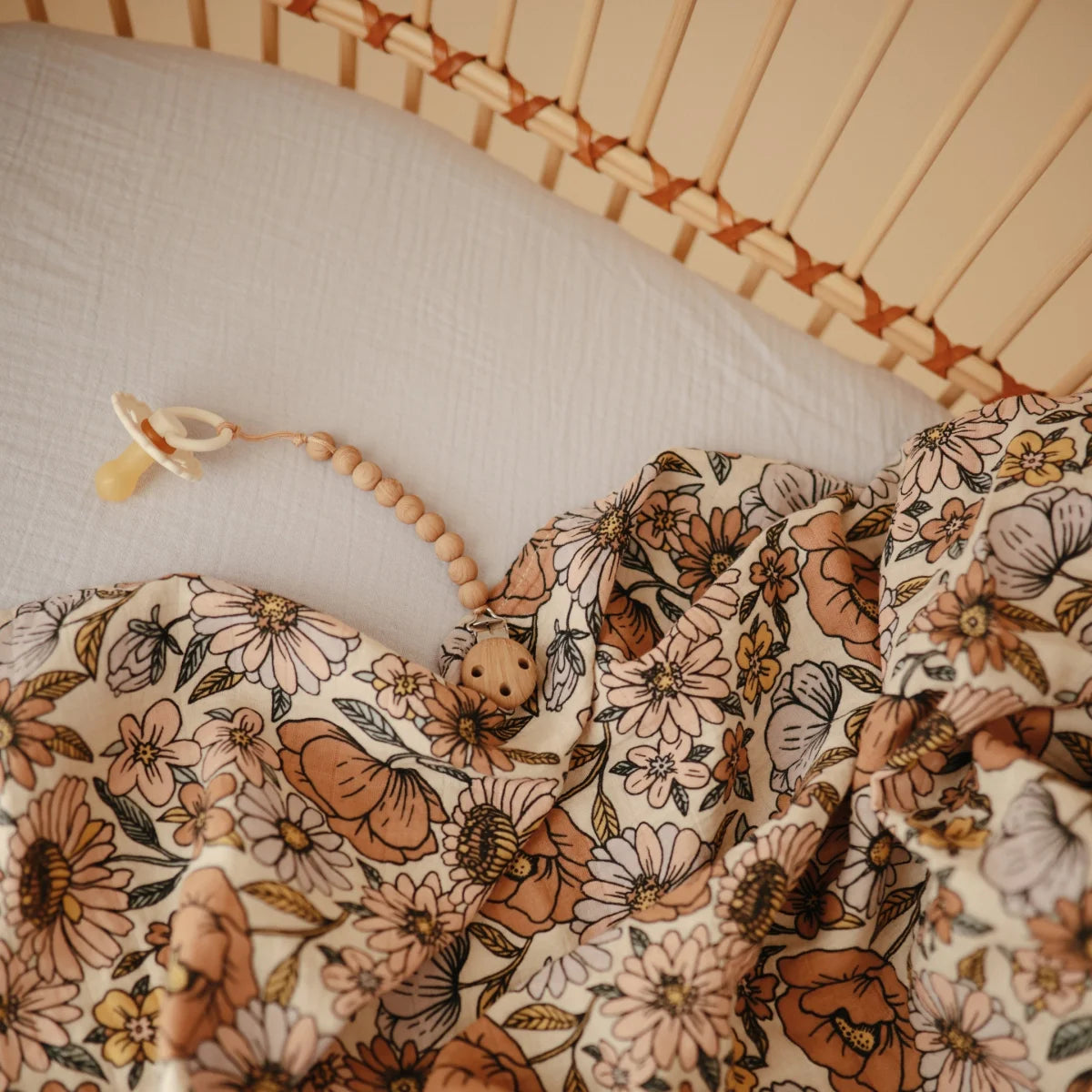 Blumenmusterstoff oder Decke mit gerafftem Rand von Mulltuch Retro Flowers