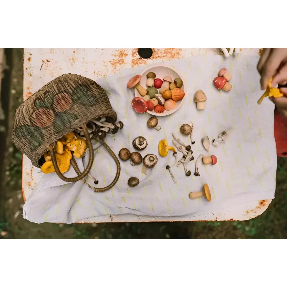 Gewebter korb mushroom grove mit natürlichem erdton und dezenter grünlicher musterung