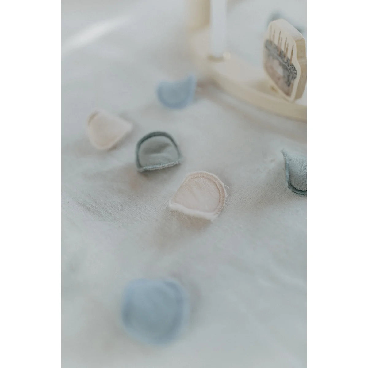 Soft pastelfarbene fussspitzen aus musselin konfetti blau in beige, hellblau und grau für nachhaltige babykleidung schweiz