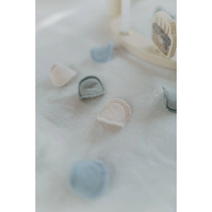 Soft pastelfarbene fussspitzen aus musselin konfetti blau in beige, hellblau und grau für nachhaltige babykleidung schweiz