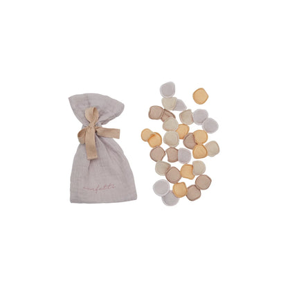 Beiger Musselin-Konfetti-Pouch Lavender mit passendem Band und pastellfarbenem Rosenblatt-Konfetti