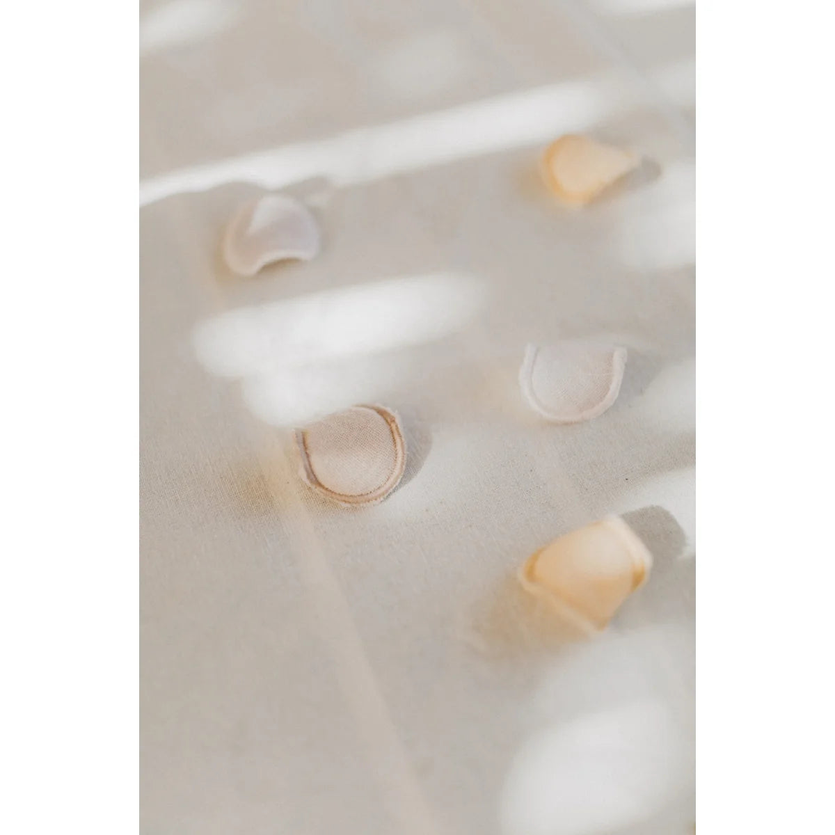Musselin konfetti stoff mit soften pfirsich und offwhite knopflöchern nachhaltig für ökologische babykleidung schweiz