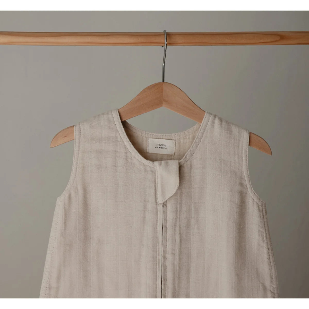 Ärmelloses weißes Leinenkleid an einem Holzkleiderbügel, Musselin Schlafsack Fog