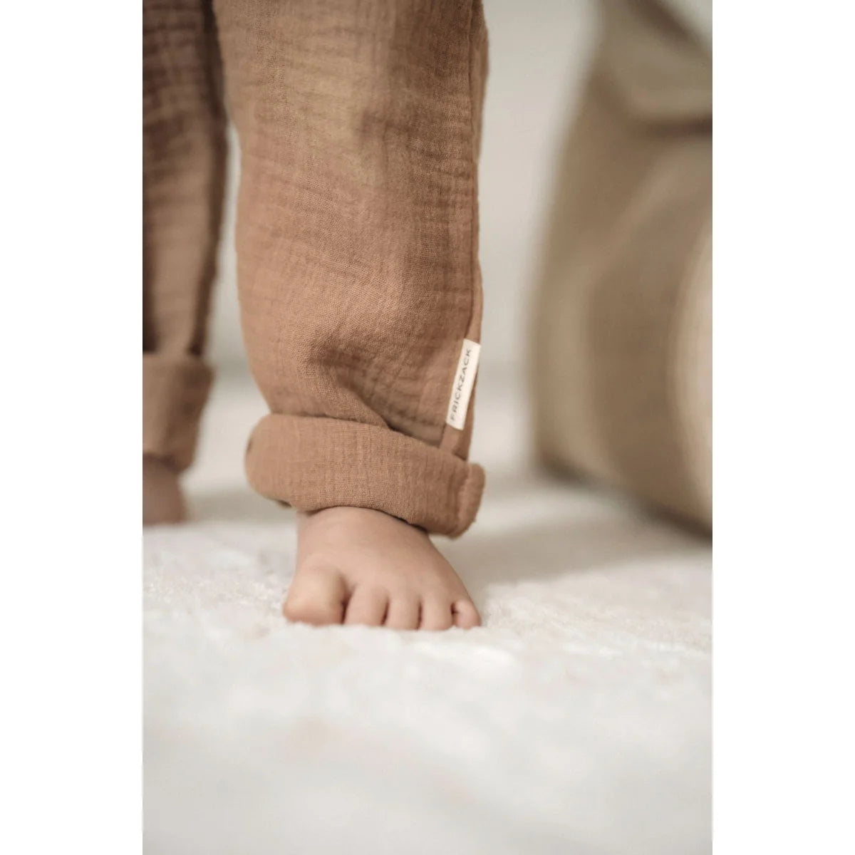 Barefoot mit hochgekrempeltem Hosenbein in Musselinhose lang Kakao