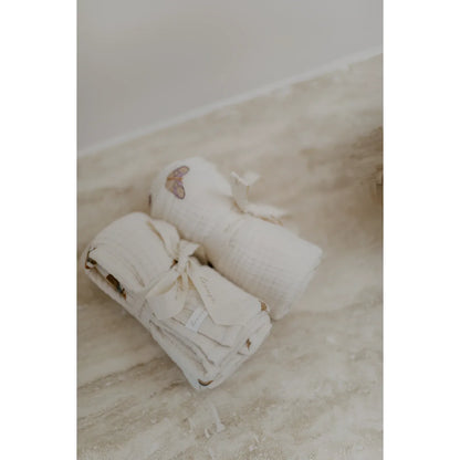 Zwei gerollte, offwhite musseletücher 70x70 cm mit herz- und blattmustern, nachhaltige babykleidung schweiz