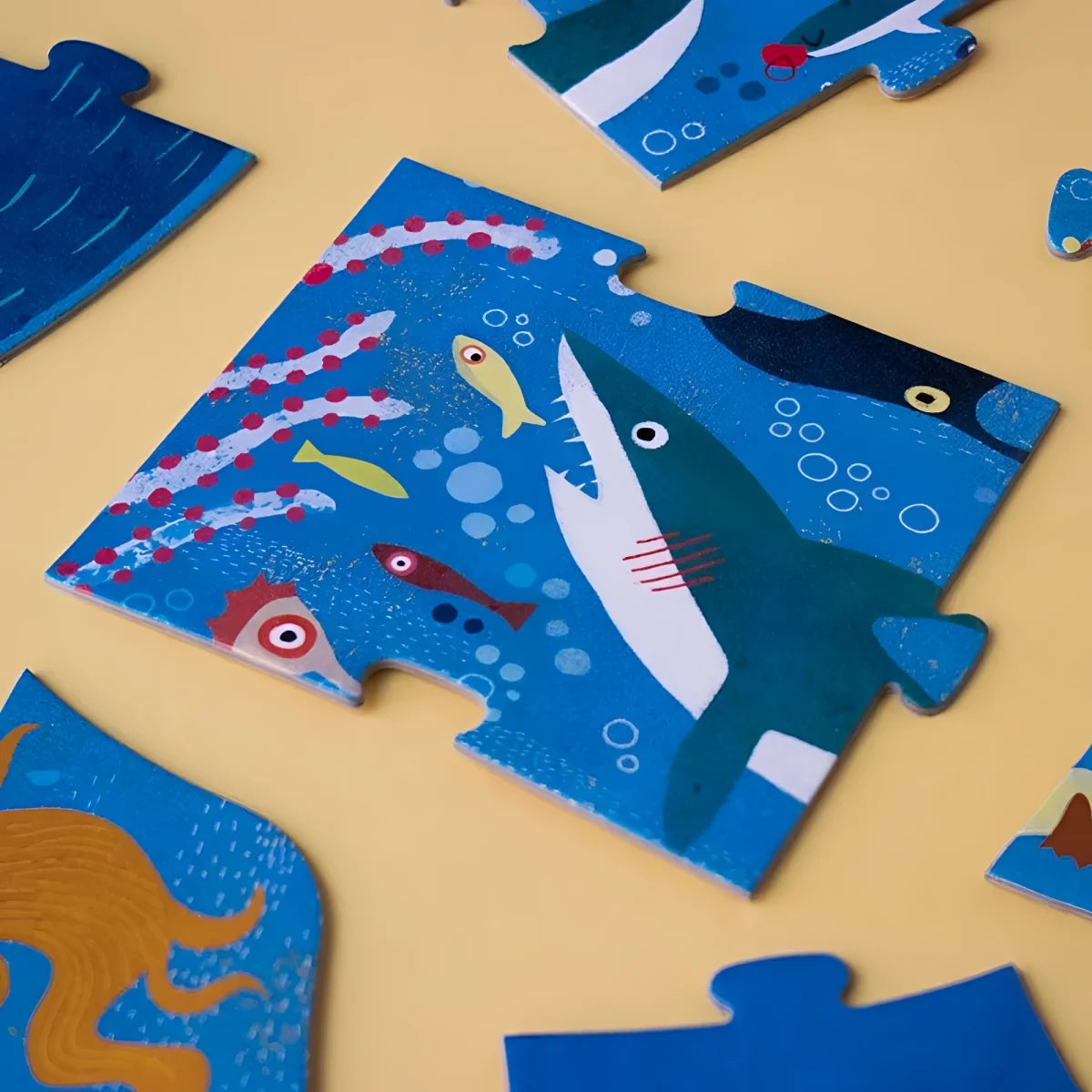 Bunter Puzzle-Teil mit Unterwasser-Ozeanszene und Meereslebewesen für My Big Blue Puzzle