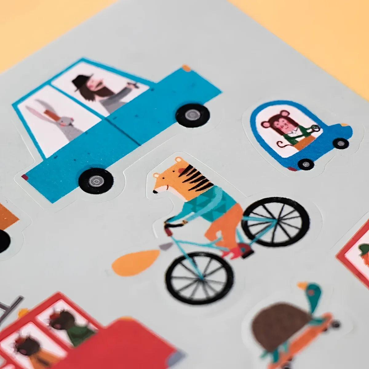 Bunte Illustration von Transportmitteln und Figuren in My City Stickern