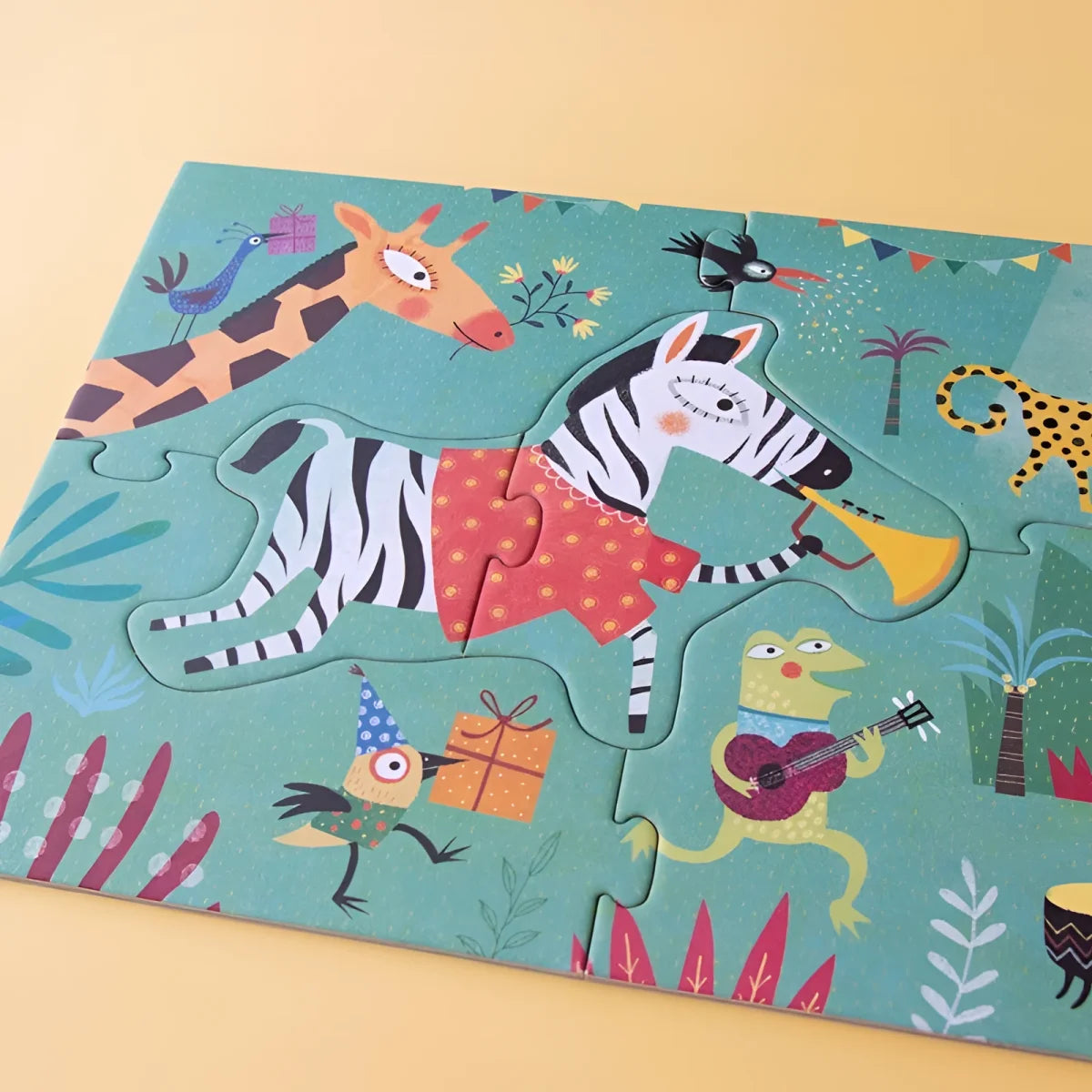 Bunter Kinderpuzzle My Jungle Puzzle mit Zebrakarikatur in roten Punkthosen am Trompetenspielen