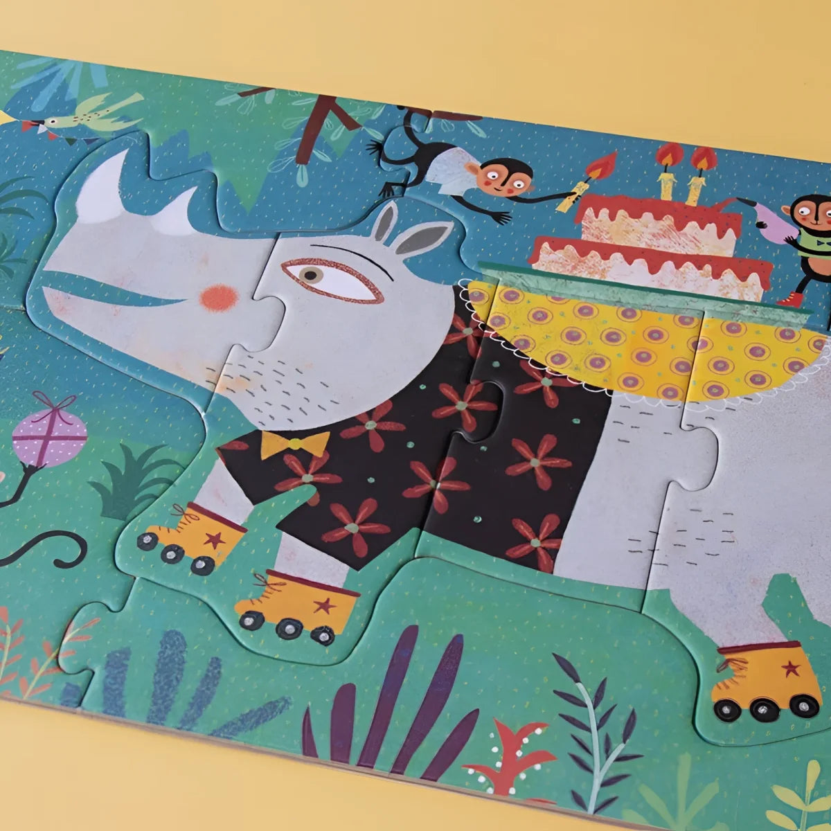Lustiger grauer Rhinozeros in schwarzem Blumenhemd und gelben Rollschuhen auf buntem My Jungle Puzzle