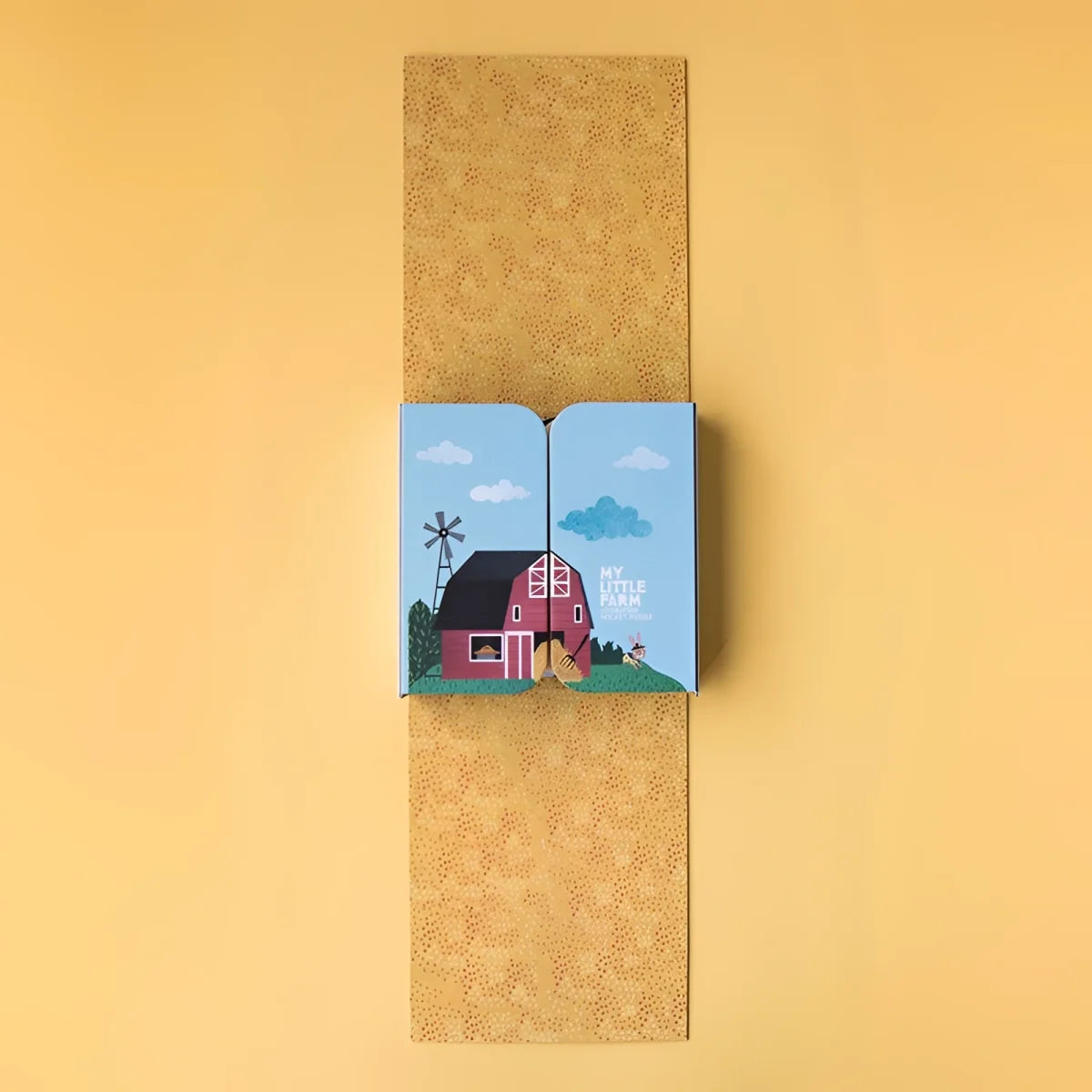 Charmantes blaues und rotes Pop-up-Farm-Box mit Scheune, Windmühle und Wolken aus My Little Farm Pocket Puzzle
