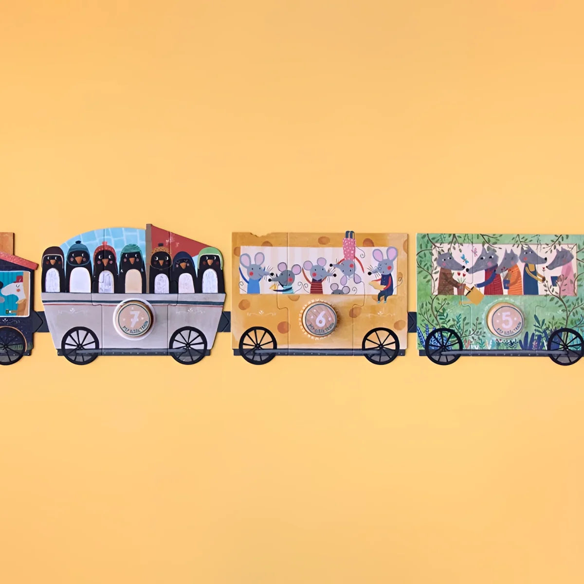Bunter Spielzeugzug mit Autos, die Cartoon-Pinguine, Kaninchen und Rentiere transportieren