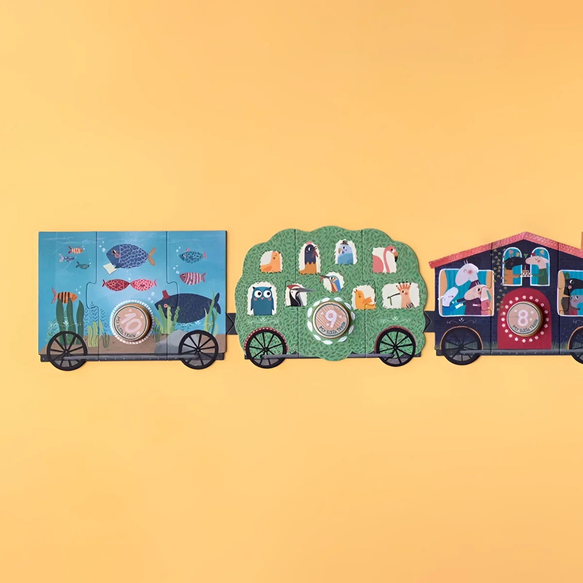 Drei bunte Zugfahrzeuge mit fantasievollen Fischen, Tieren und Fenstern im My Little Train Puzzle