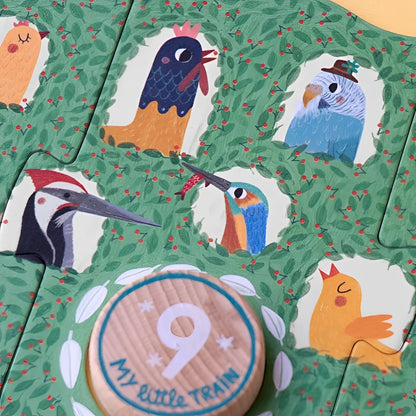 Puzzlestücke mit bunten Vogelillustrationen auf grünem Blumenmuster