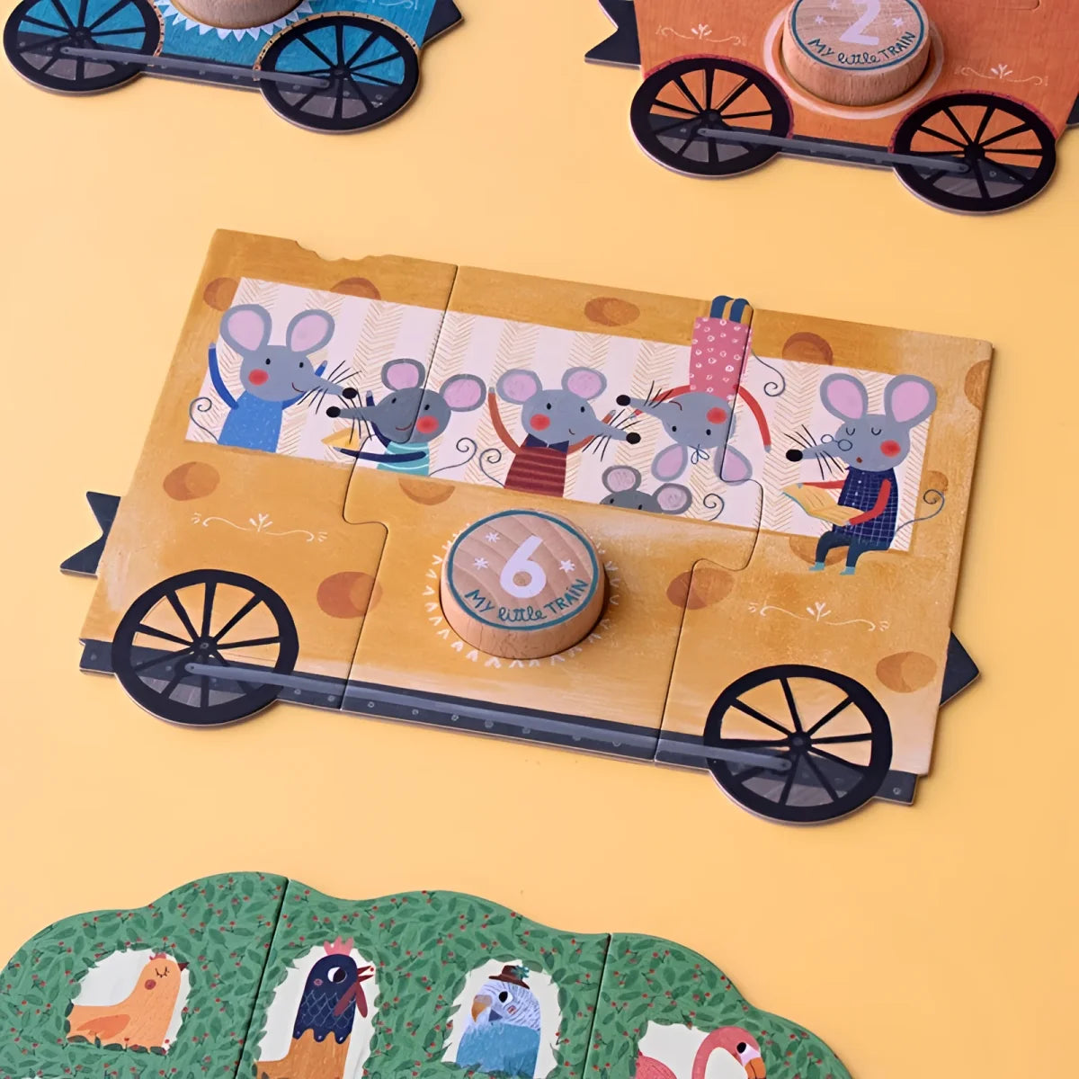 Holzpuzzle mit Cartoon-Mäusen in einem Waggon der My Little Train Puzzle-Serie