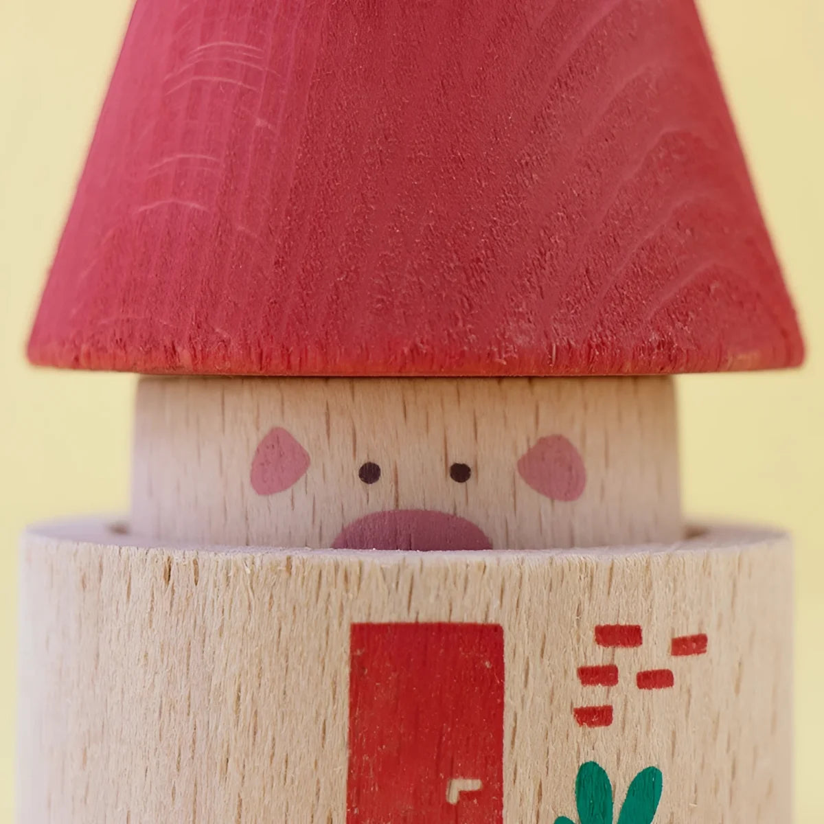 Charmantes Holzspielhaus My Three Little Pigs mit rotem Dach und Gesicht