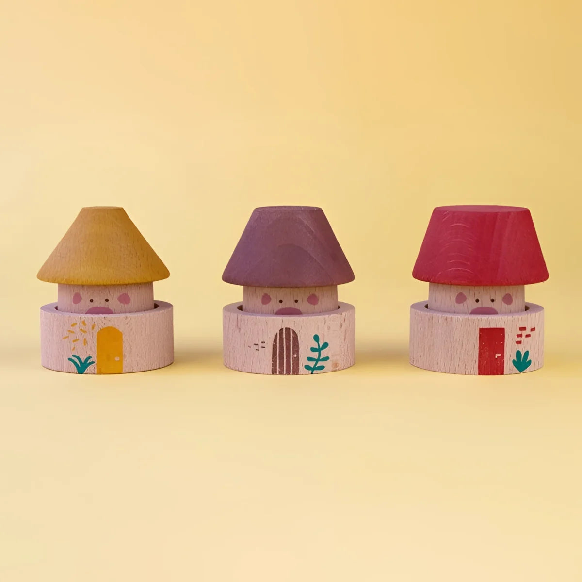 Drei handgemalte Holzpilzhäuser mit bunten Kegeldächern und verspielten Türen aus My Three Little Pigs