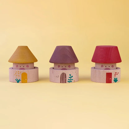 Drei handgemalte Holzpilzhäuser mit bunten Kegeldächern und verspielten Türen aus My Three Little Pigs