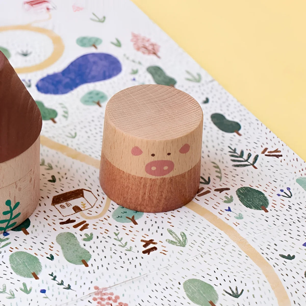 Niedliches hölzernes Schweinchen aus My Three Little Pigs mit hellem Holz und rosa Ohren