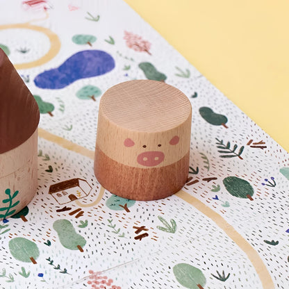 Niedliches hölzernes Schweinchen aus My Three Little Pigs mit hellem Holz und rosa Ohren