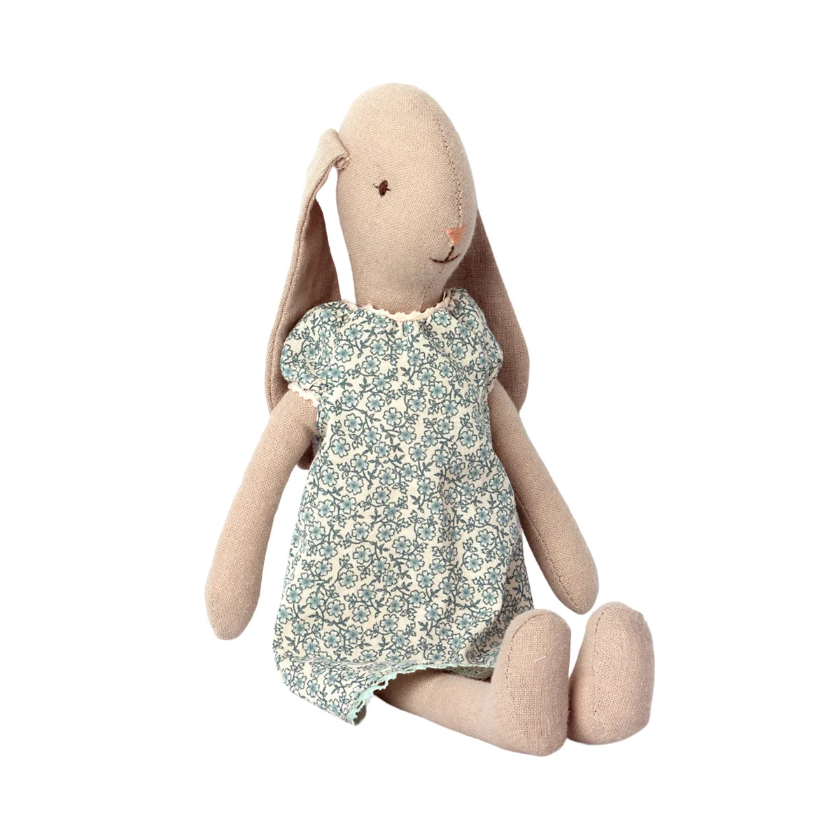 Ein weicher beiger stoffhase in einem zarten grünen und weißen blumenkleid für nachhaltige babykleidung schweiz