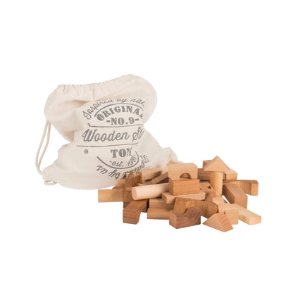 Naturfarbene Holzbausteine in verschiedenen Formen neben cremefarbenem Sack: Original No. 9 Holzbausteine, 100 Stk.