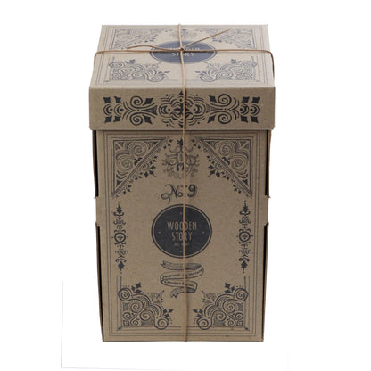 Natürliche runde pyramide in rustikaler brauner kartonbox mit schwarzen ornamenten und holzstory etikett für ökologische