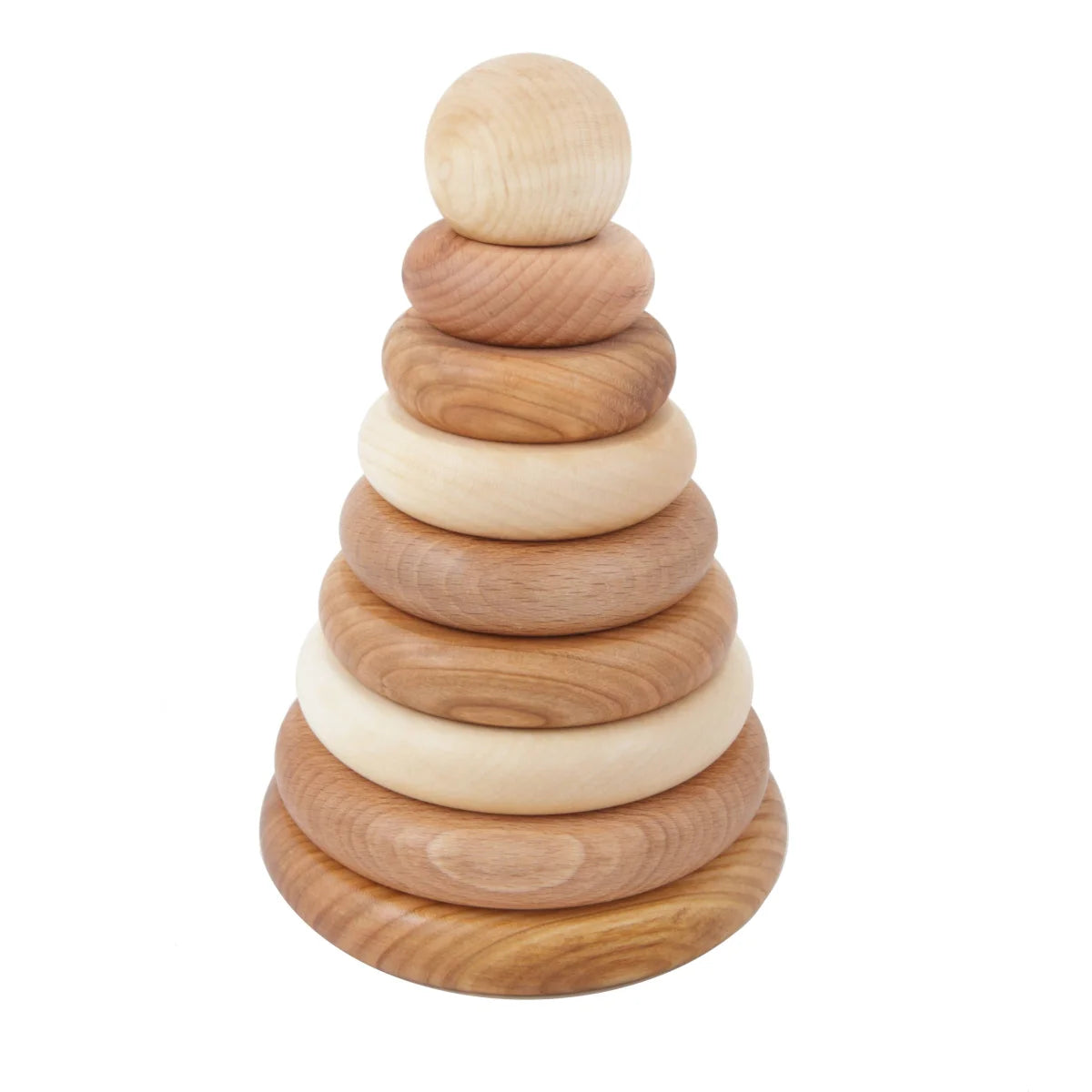 Natürliche Holz-Stapelring-Pyramide mit abwechselnd hellem und mittlerem Ton