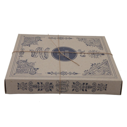 Beige kartonbox mit blauen und schwarzen ornamentalmustern und naturkordel für natürliche form puzzle board geschenke