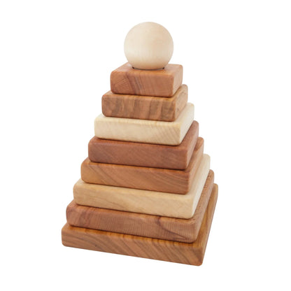 Natürliches Holz-Stapelspielzeug mit sieben quadratischen Blöcken und Kugel in braunen Tönen
