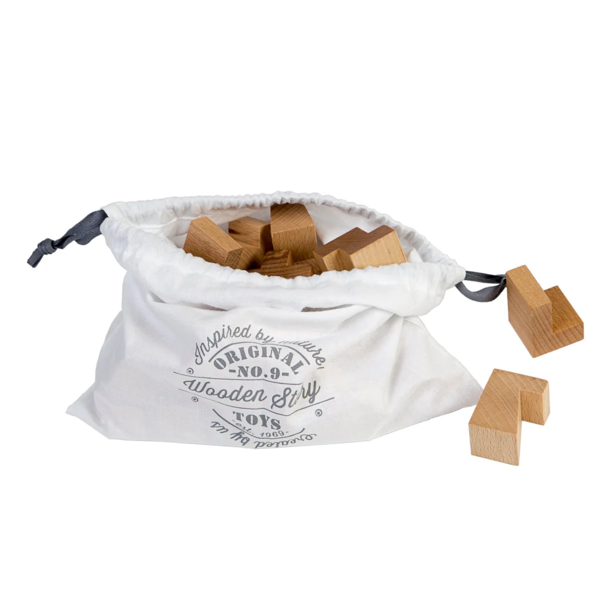 Weißer kordelzugbeutel mit naturfarbenen holzbausteinen und original no9 wooden toys logo für nachhaltige babykleidung