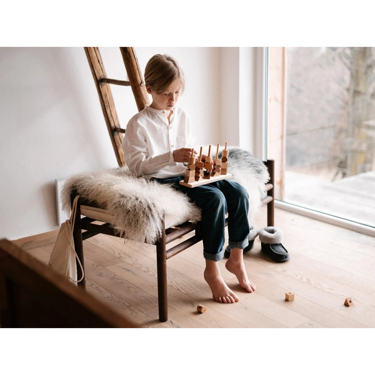 Natürlicher stacking toy aus holz mit einfache formen auf holzbasis ideal für ökologische baby- & kinderprodukte