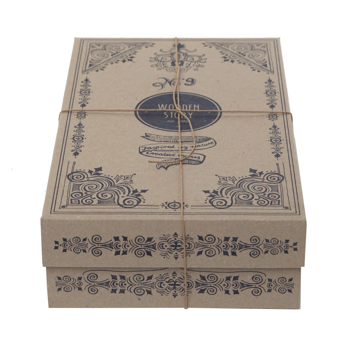 Braune karton geschenkbox mit schwarzen mustern und twine band von wooden story für nachhaltige babykleidung schweiz
