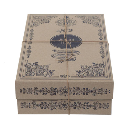 Braune karton geschenkbox mit schwarzen mustern und twine band von wooden story für nachhaltige babykleidung schweiz