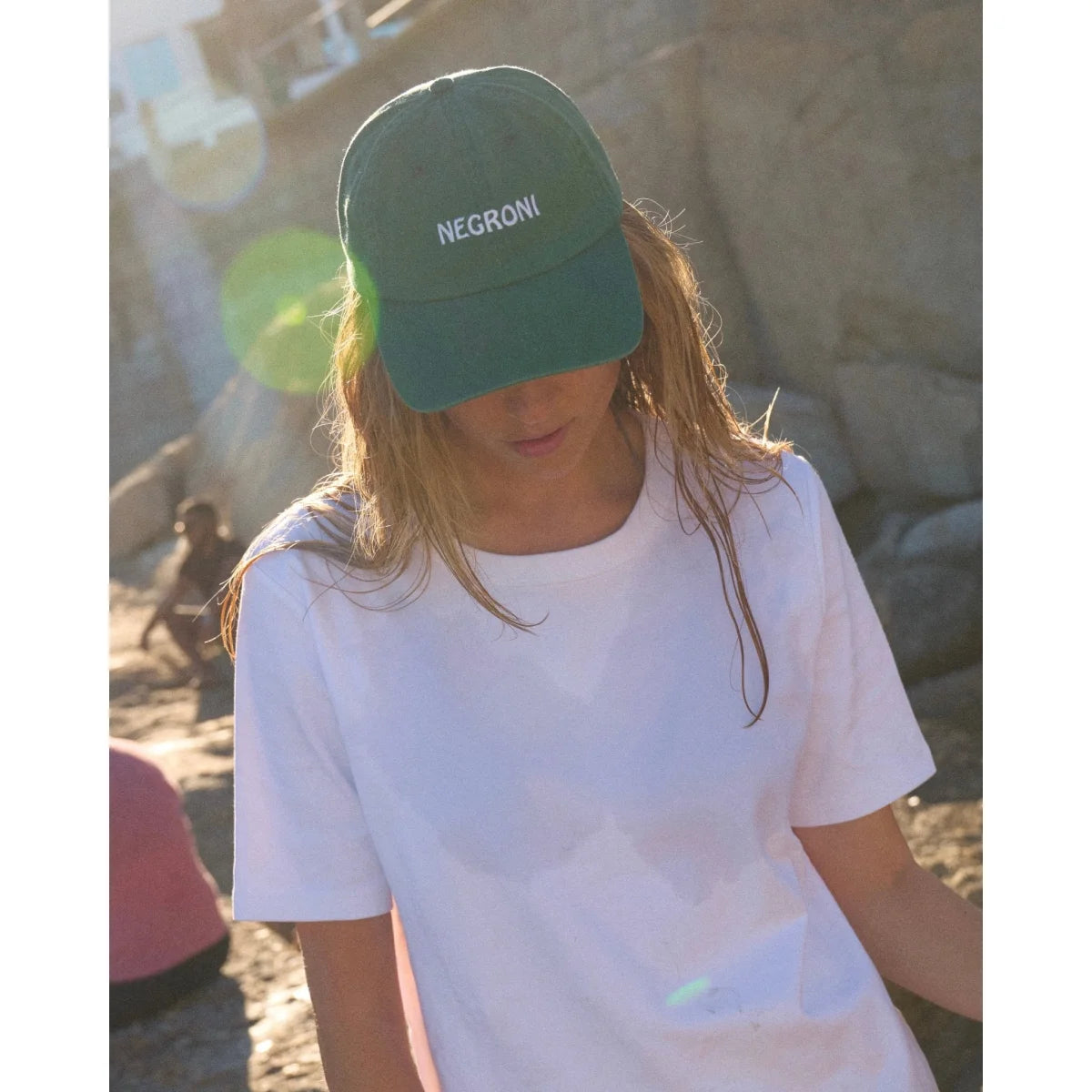 Dunkelgrüne negroni cap mit weißem sticklogo ideal als geschenk für neugeborene und ökologische kinderprodukte