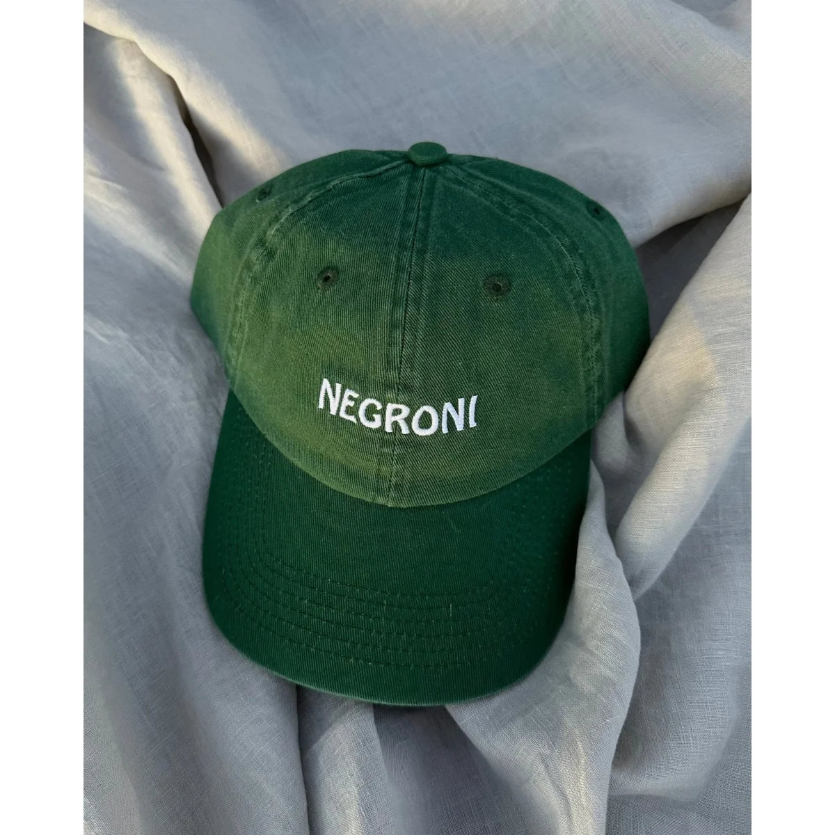 Dunkelgrüne, strukturierte baumwoll-baseballkappe mit negroni stickerei, ideal für ökologische baby- & kinderprodukte