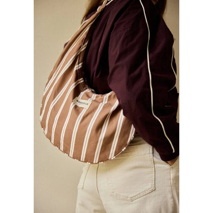 New B Bag Stripes Noisette: braun-weiss vertikal gestreifte Canvas-Schultertasche, minimalistisch