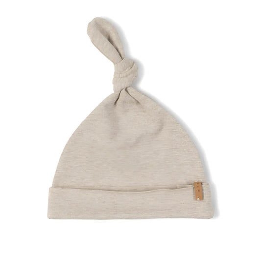 Beige geknotete Babymütze aus der Newbie Kollektion